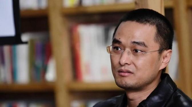 身价8亿的冯唐组了一个饭局，并精心准备了上好的食材，可临近开席。他邀请的10个人