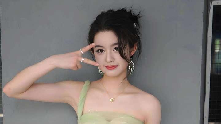 黄杨钿甜官宣微博之夜这么隆重高低得佩戴一对玻璃耳饰