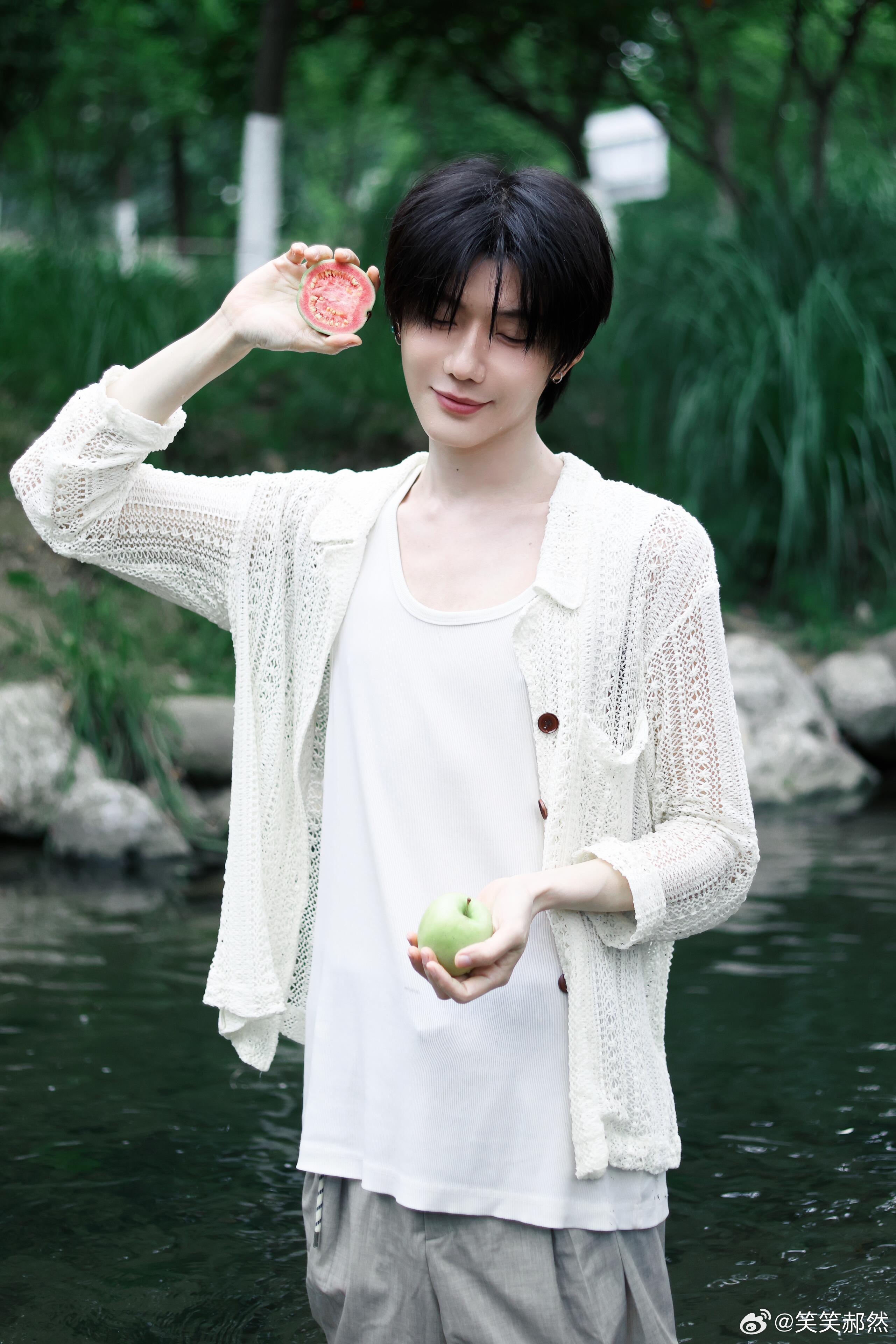 郝熠然夏日户外清凉大片谁懂！户外清凉大片也太绝了，郝熠然完美拿捏夏日清爽感，每一