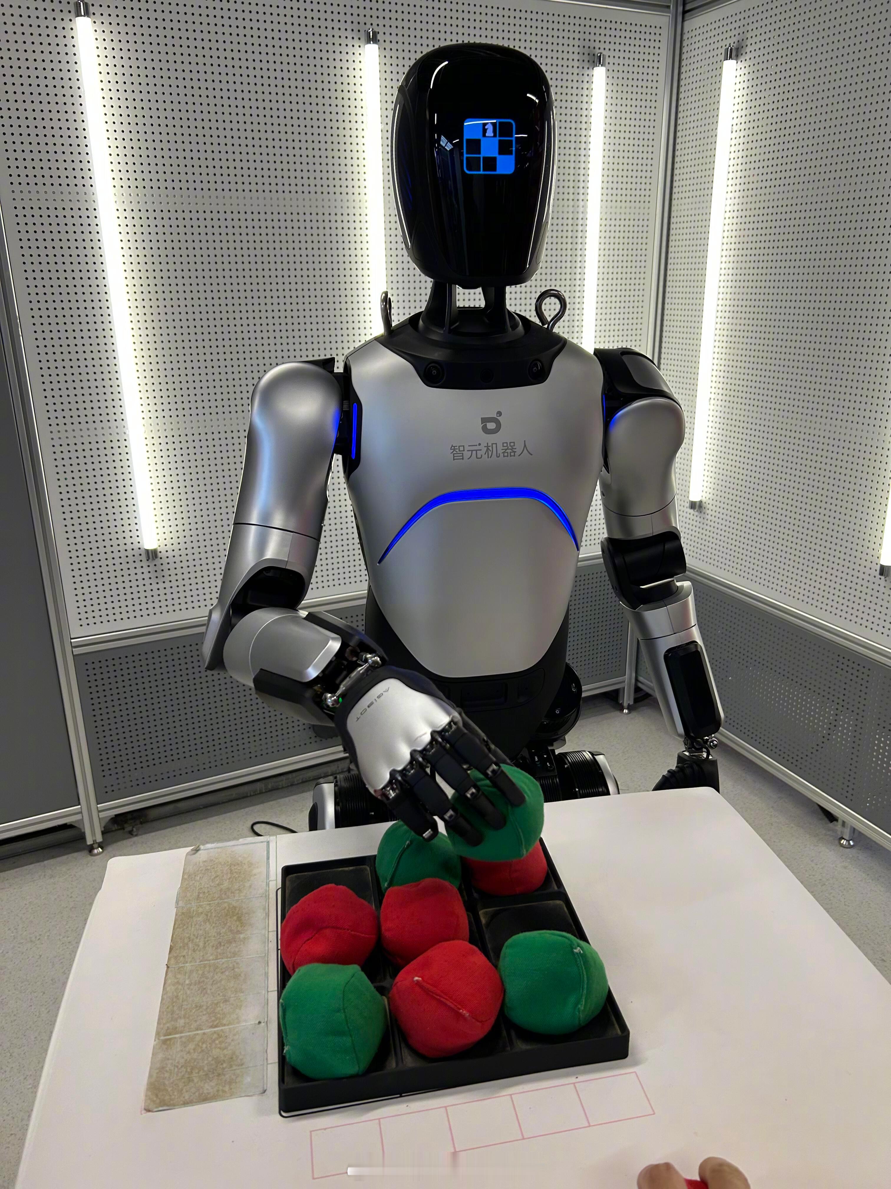 感觉今晚能成！欧气护体！抢到过年炫耀！除夕来京东抽1折机器人