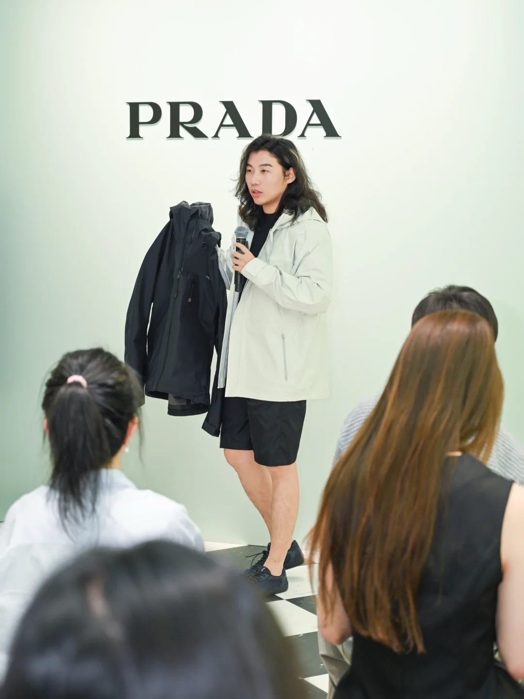 和Prada一起，探索地平线之外