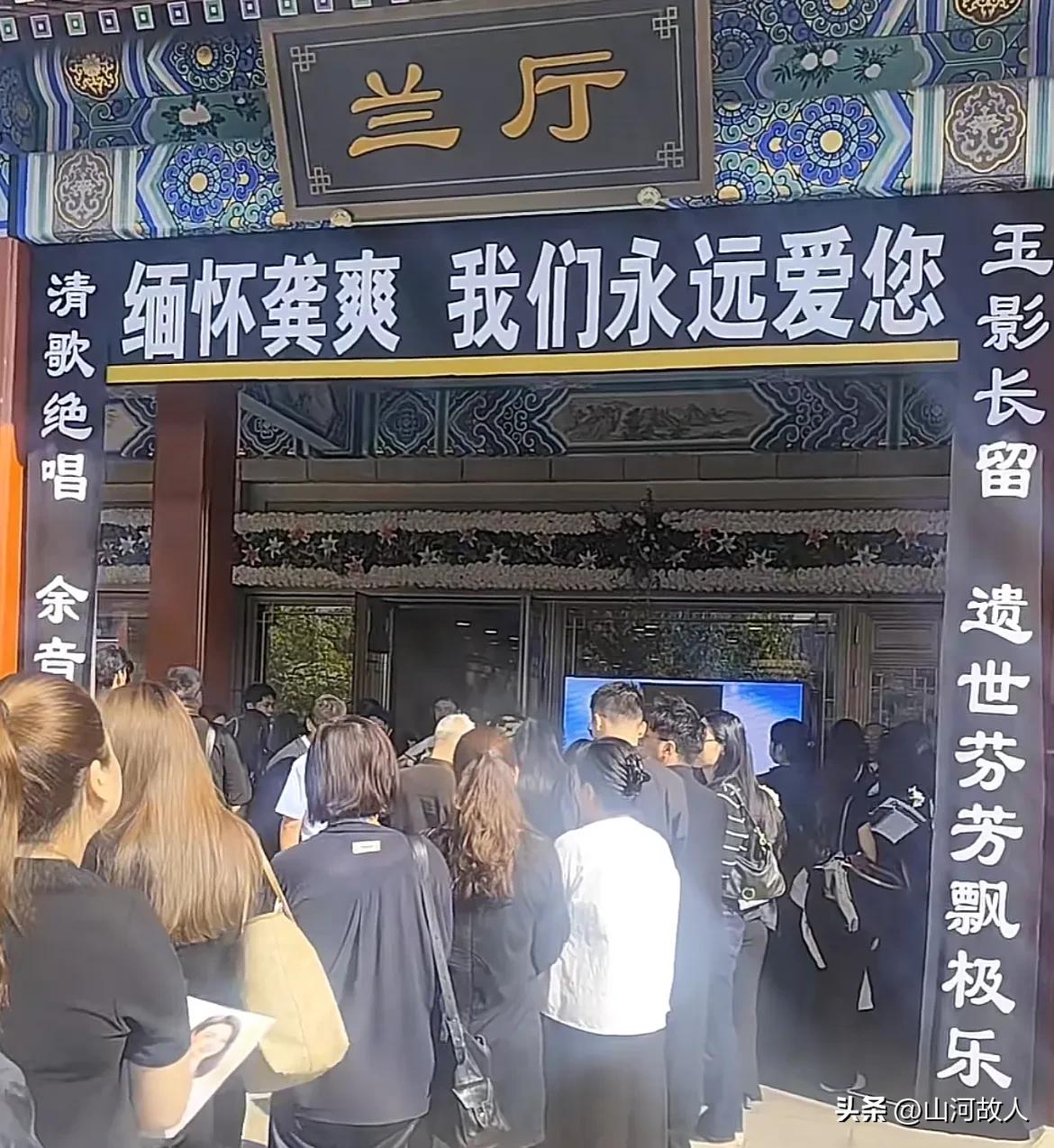 司马南现身八宝山悼念龚爽，头发白了许多，手拿白色鲜花，眼中露出浓浓的不舍。
 