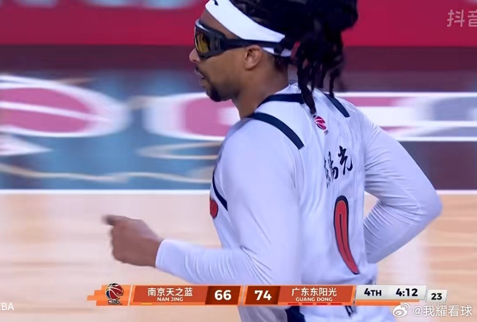 萨林杰这眼镜多少还是有点影响投射啊，平时那些中距离跳投都手拿把掐的，这场12投只