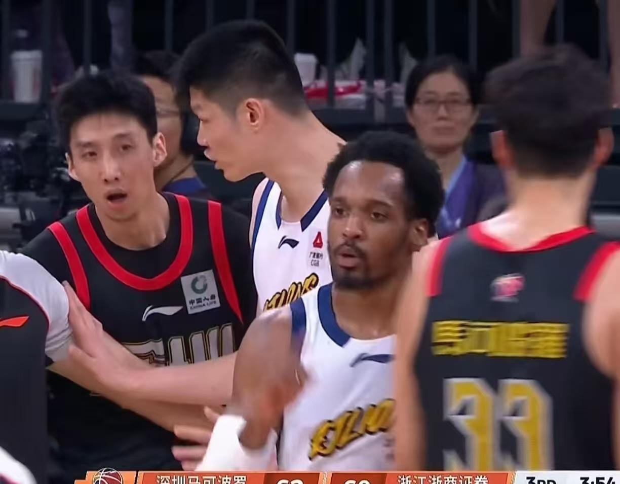 今年CBA季后赛最大的亮点，根本不是球员，而是请来的国际裁判！他们的吹罚尺度，又