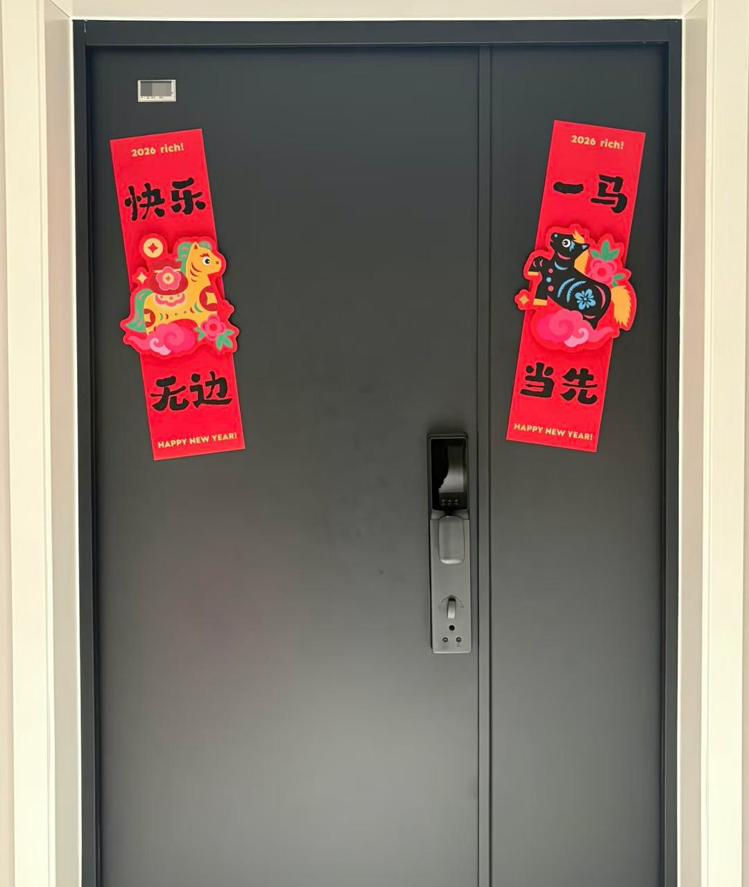 #春联上下联和左右位置怎么贴#【“福”字堵猫眼、上下联“东张西望”！博主吐槽城市