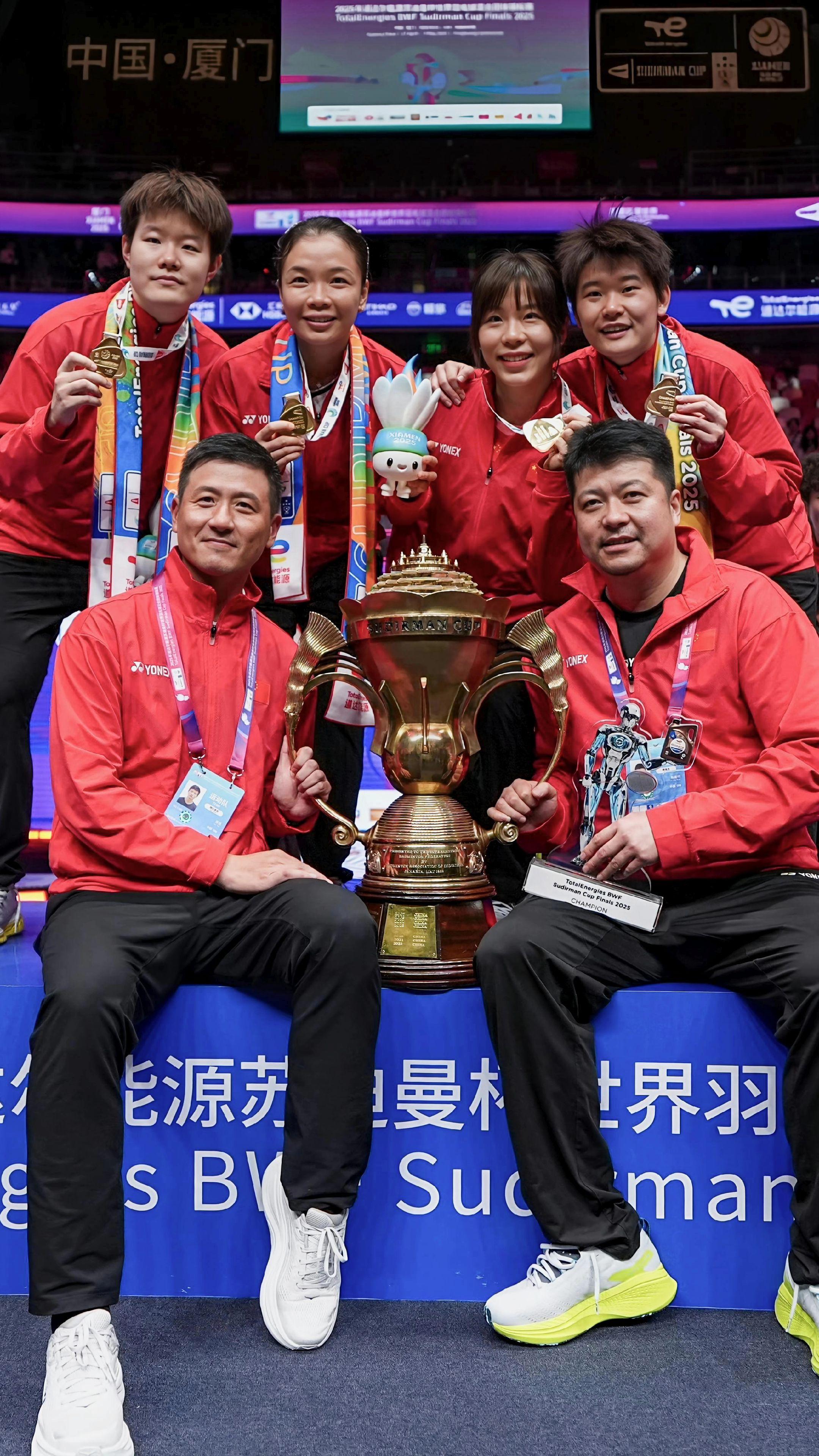 国羽力克韩国成功卫冕 实现苏杯四连冠。中国羽毛球队第14次捧杯，王者之...