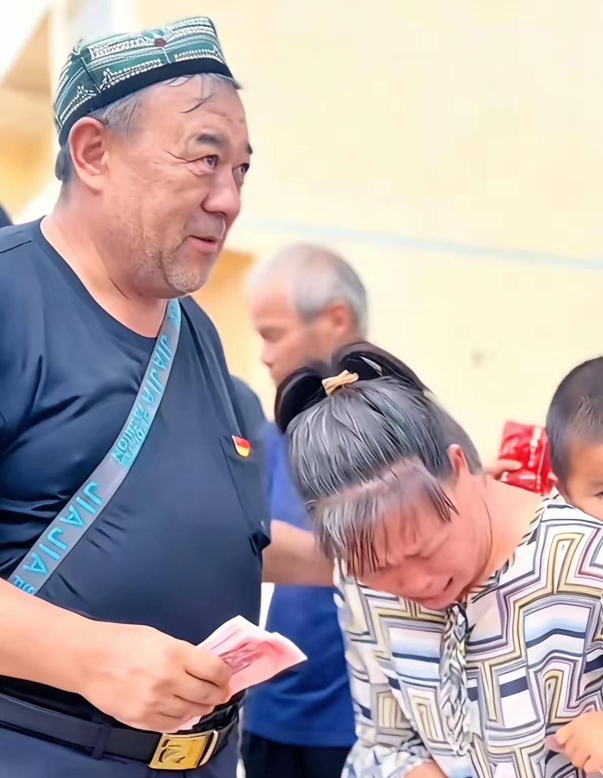刚去查了一下。这不查不知道。原来这个从新疆跑四千公里到广西当面塞钱的大叔，还真不