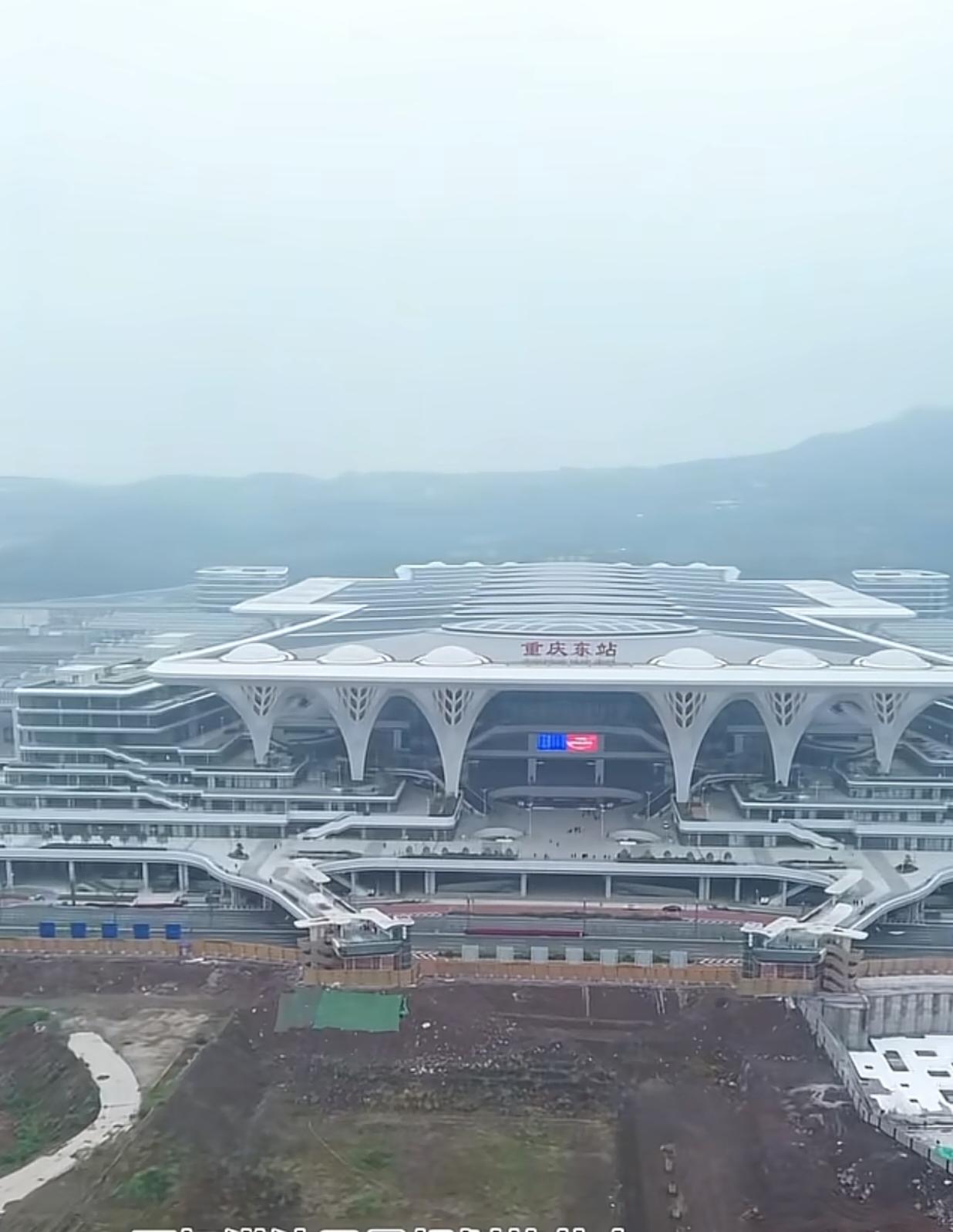 重庆东站可能在30年内都是世界第一大高铁站。它占地122万平方米，拥有15台29