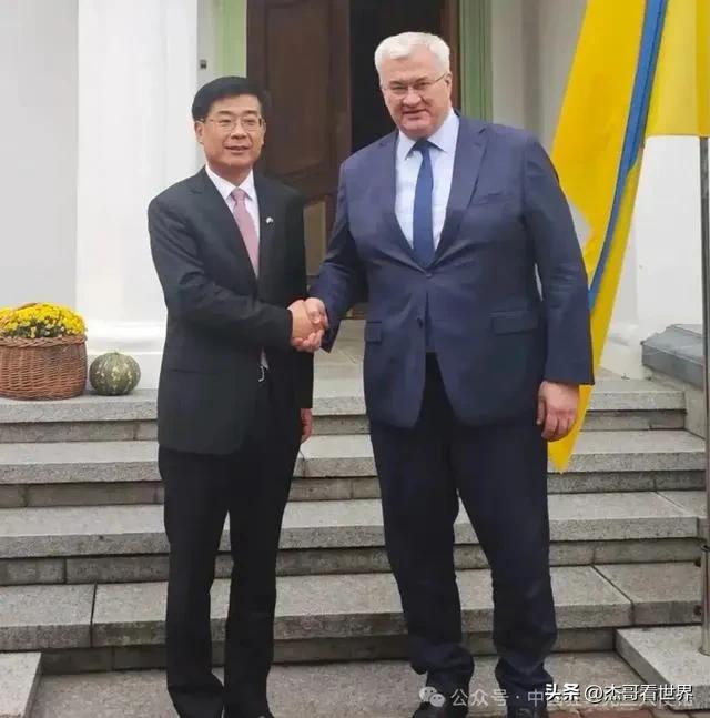 乌外长“应约”见中国大使，感谢说在前头，真正着急的事在通稿后半句。

10月21