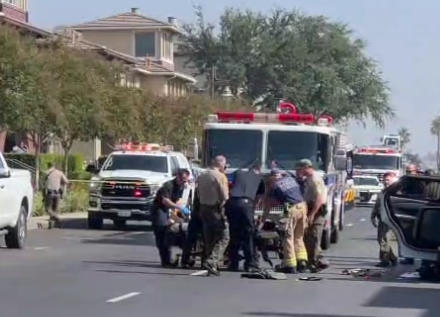 #小伙在美旅游亲眼目睹警察遭枪击身亡#【四川小伙目击美国警察遭枪击抢救现场：在美