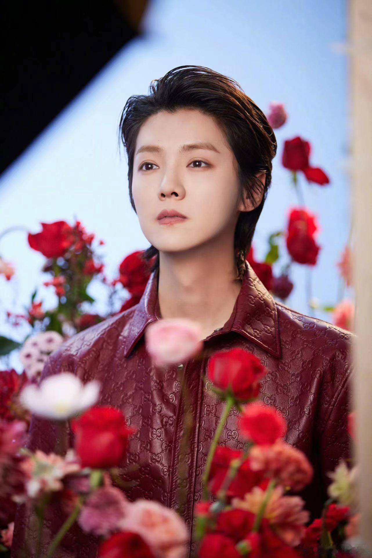 #鹿晗工作室周一福利##鹿晗背头红皮衣#鹿晗背头红皮衣，帅的毫不费力 ​​​