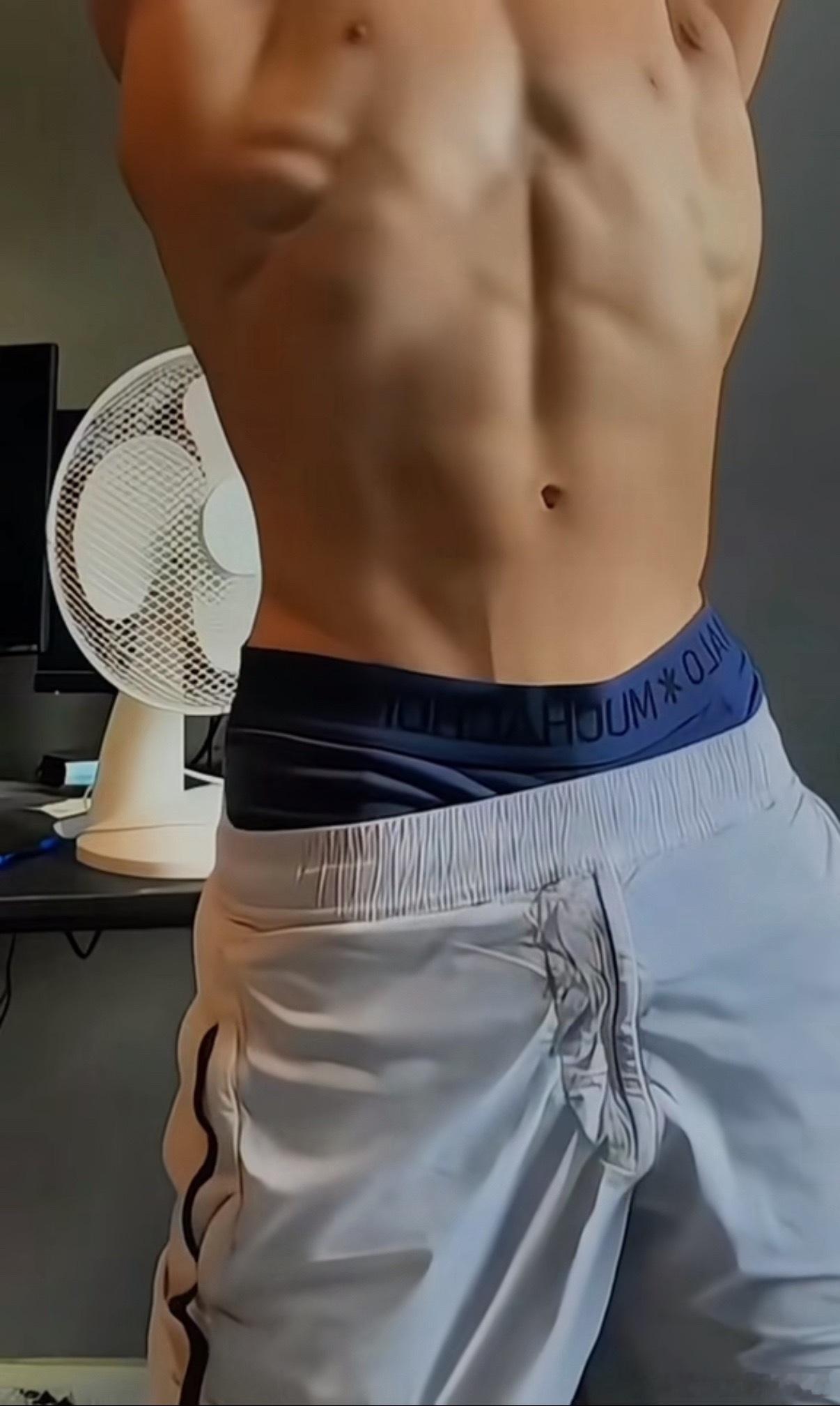 裤子掉了我帮你提提吧