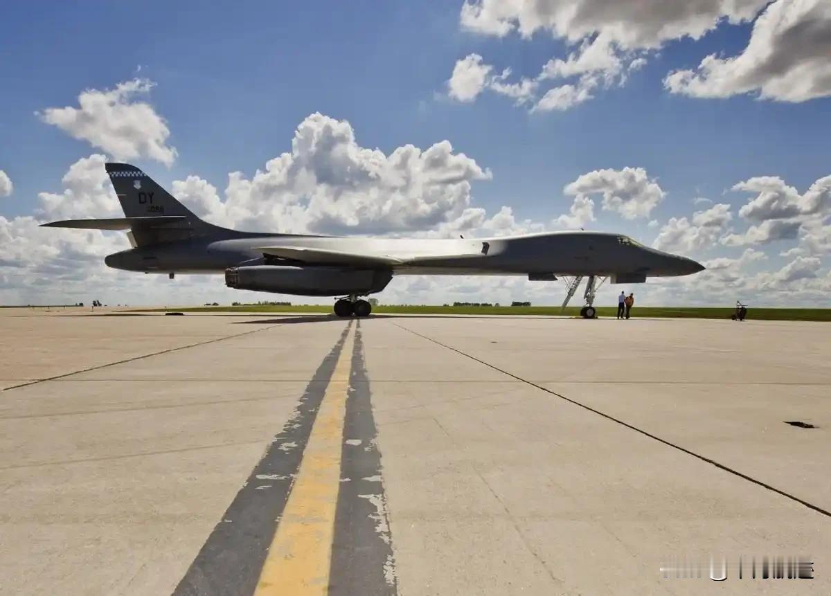 B-1B 轰炸机昨天就朝着伊朗方向飞去，这一动态已不是新鲜事。与此同时，特朗普在