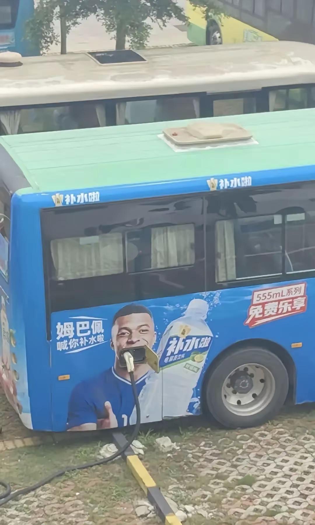 说好的补水呢，怎么开始补电了？？
这广告贴的也是非常有水平的，我估计这就是师傅故