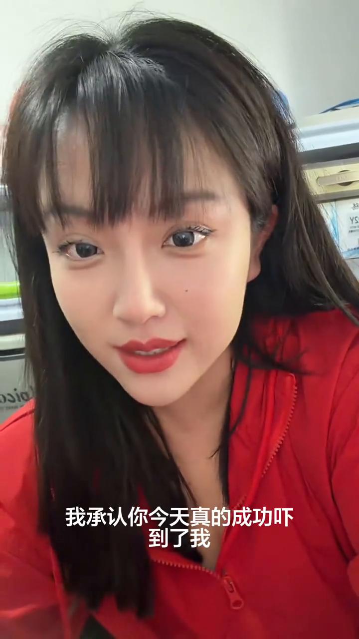 人在无语的时候真的会笑。
我承认你今天真的成功吓到了我，我认怂了好吗？而且我成功