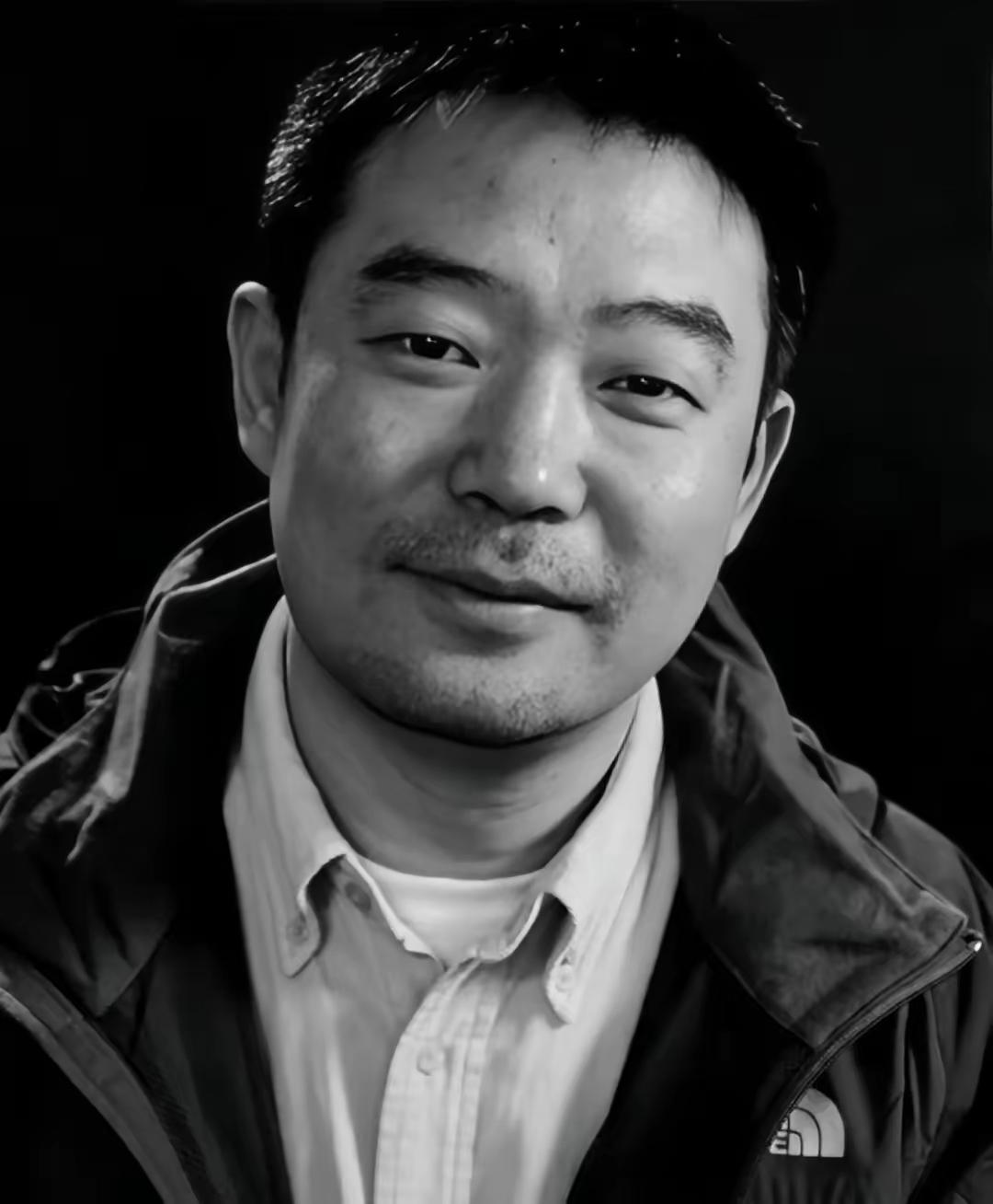 绷不住了！

彻底泪目了！

温成林从业三十余年，始终秉持对艺术的赤诚之心。他执