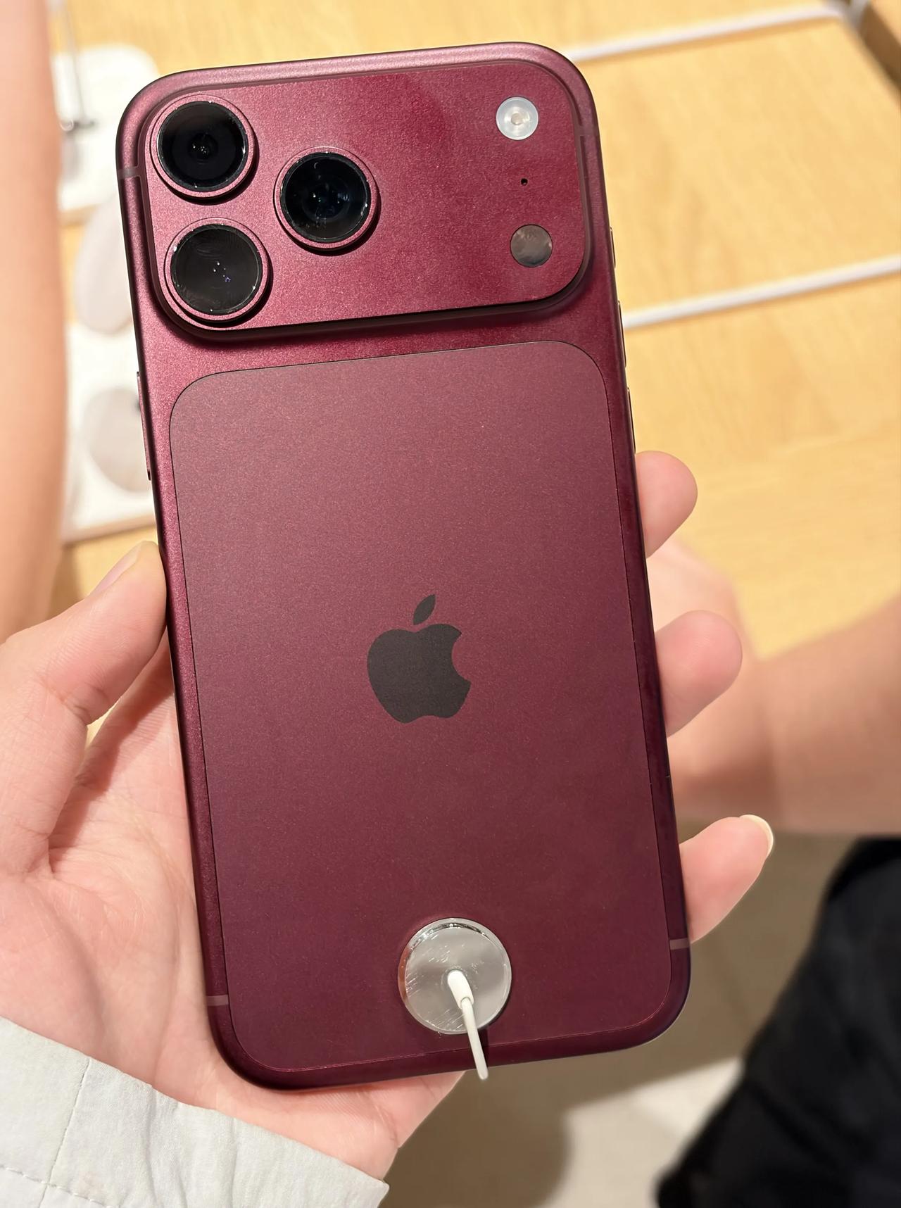 iPhone18 Pro 左上角的红外泛光组件拍出来还是挺明显的。但因为是在左上