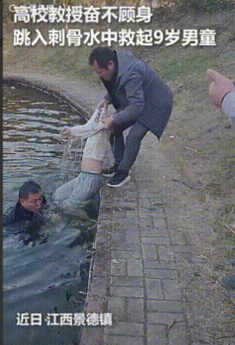 火到人民日报了！江西两黑衣男子在池塘边散步时，突然发现水里有浪花，怀疑是有人掉下