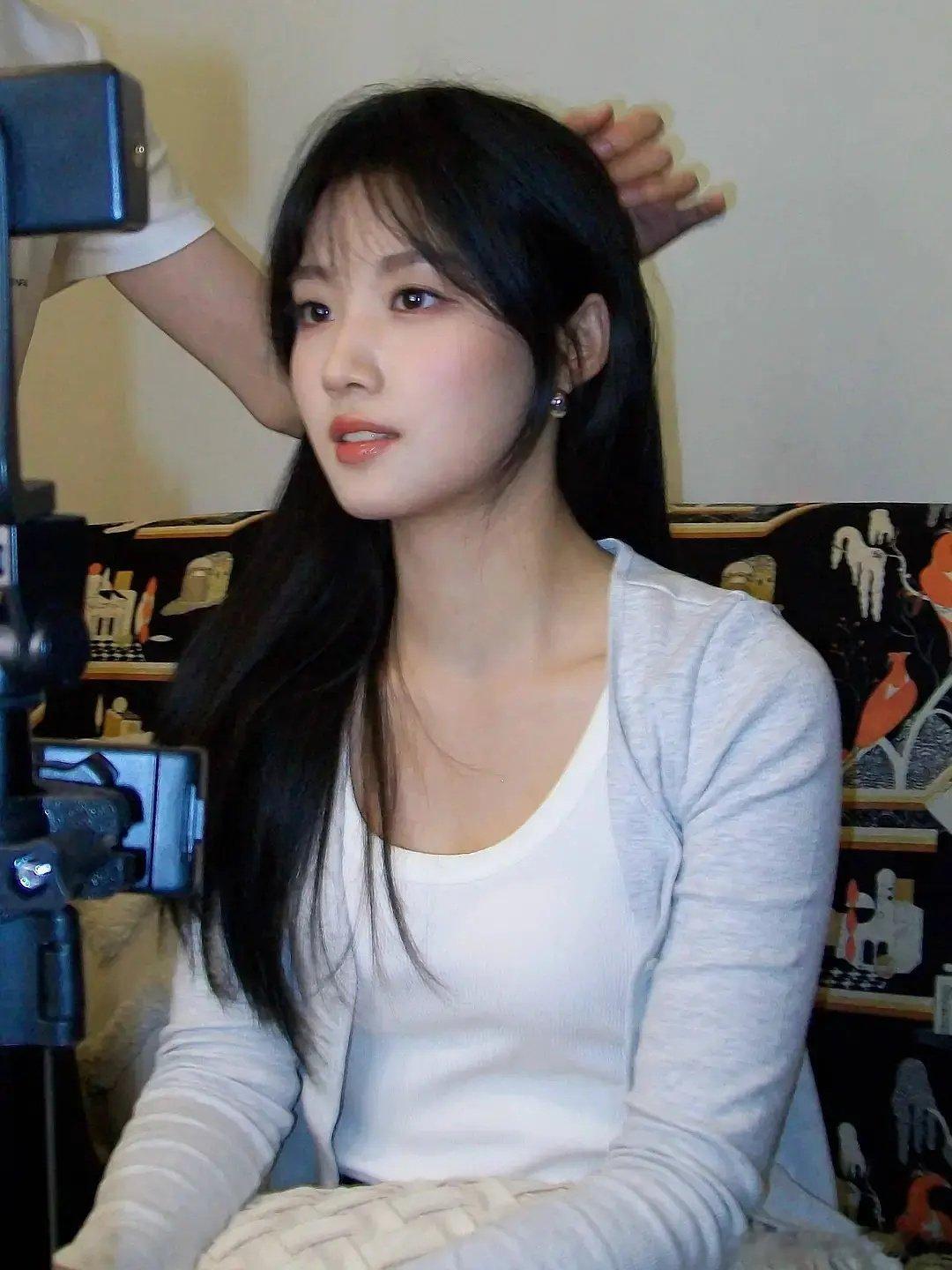 主持卢昱晓尝试更多的风格，感觉有没有刘海完全是两种不一样的状态，但是没有刘海会更