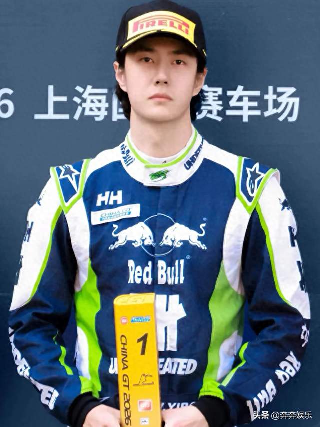 王一博赛车上演悲情逆袭！连超7车，终点前遭撞击遗憾退赛！