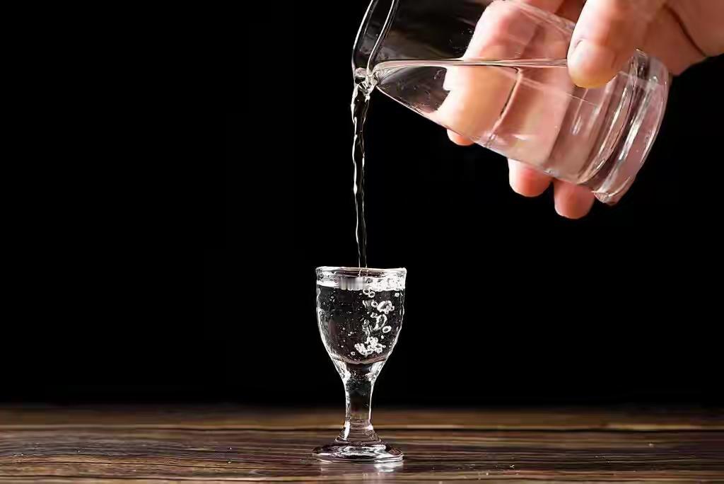 中国成人饮酒率最高的10个省份如下：
1. 四川：39%。
2. 云南：38%。