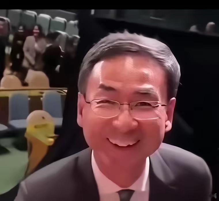 耿哥终于笑了，在阅兵活动现场中，耿哥蛮开心的笑了。一改以往的一脸严肃，耿哥难得一
