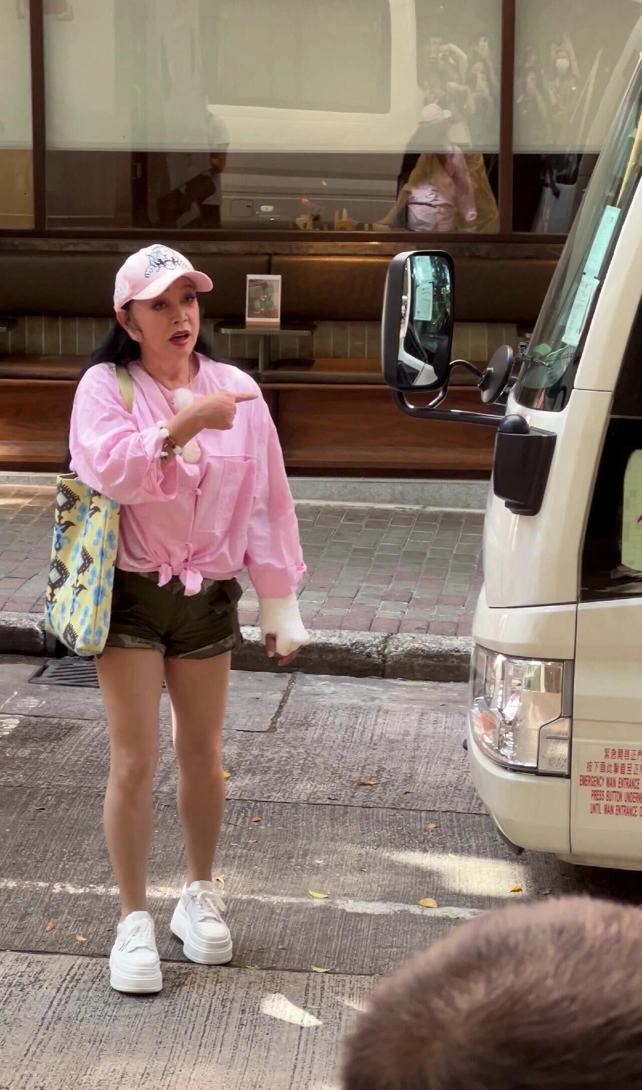 刘晓庆都是70多岁的老年人了，还穿着短裤，留着一头乌黑的长发，这样的状态谁看到了