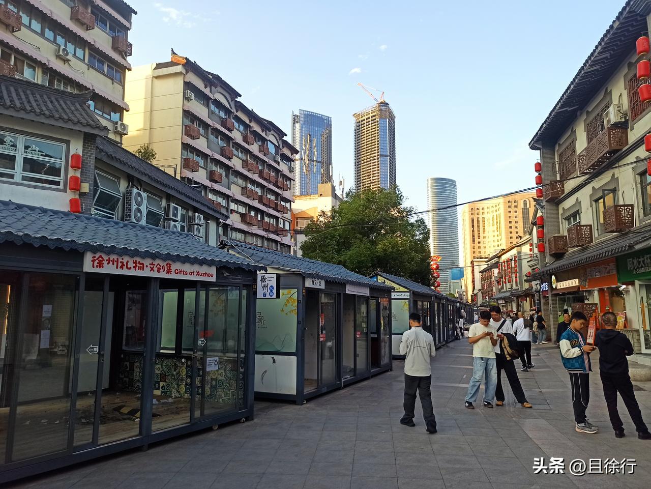 徐州户部山步行街摊位关闭拆迁。随着户部山北侧街区升级改造，目前外摆摊位大多已搬迁