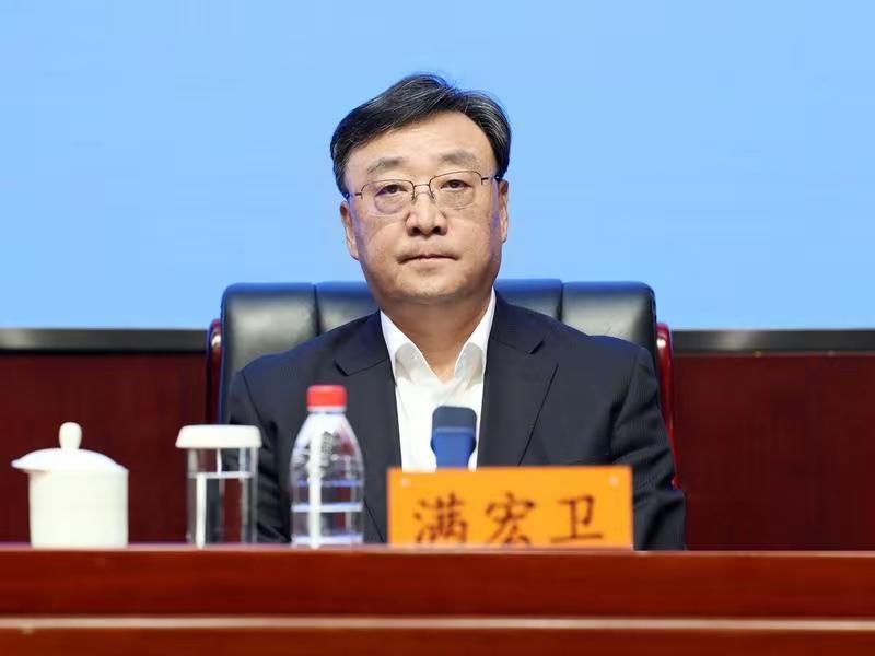 景区摆渡车：游客不得不跳的“大坑”！
曾几何时，景区打着环境保护的大旗，悄悄的把