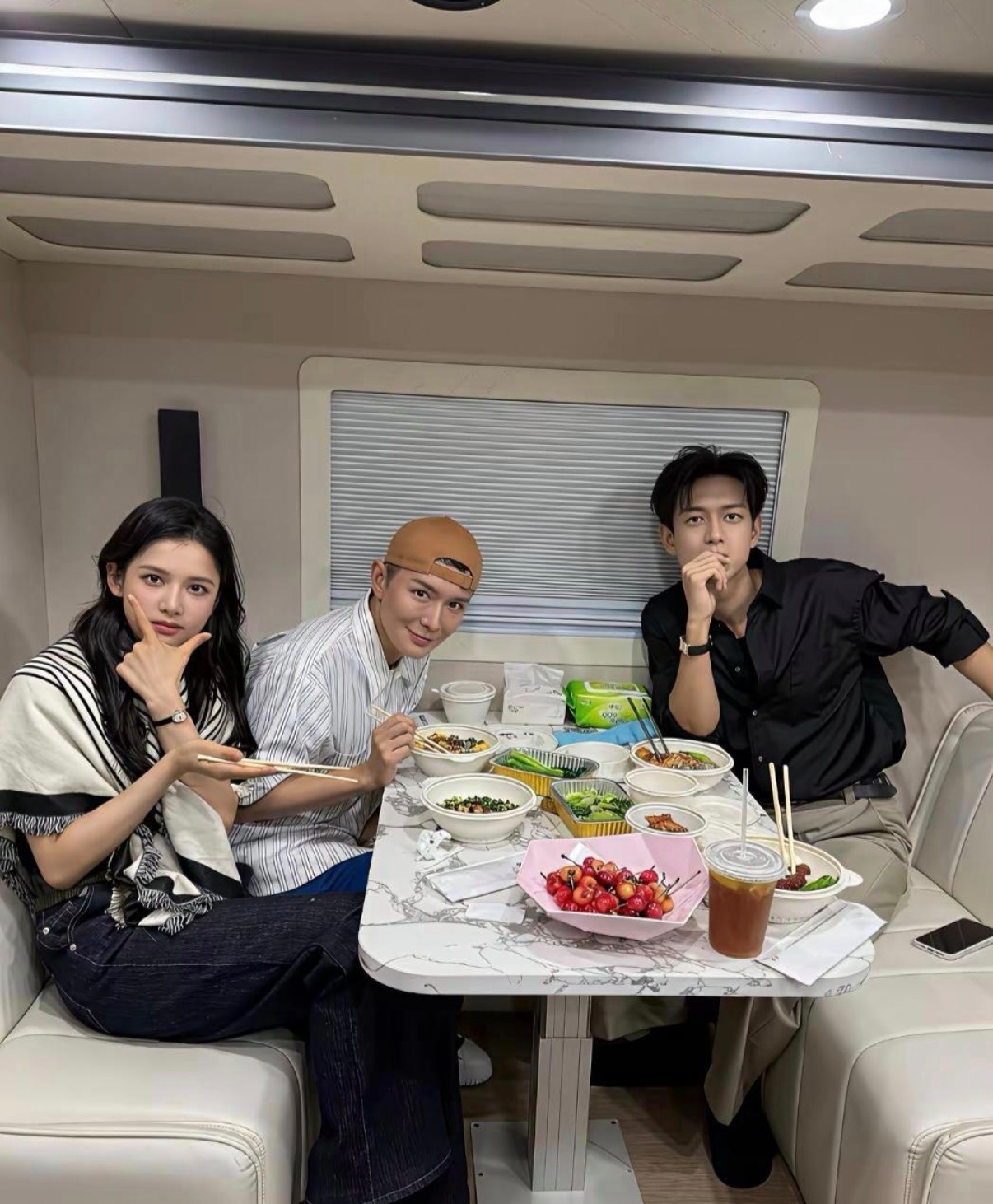 明星吃饭这一桌子没一个硬菜。 