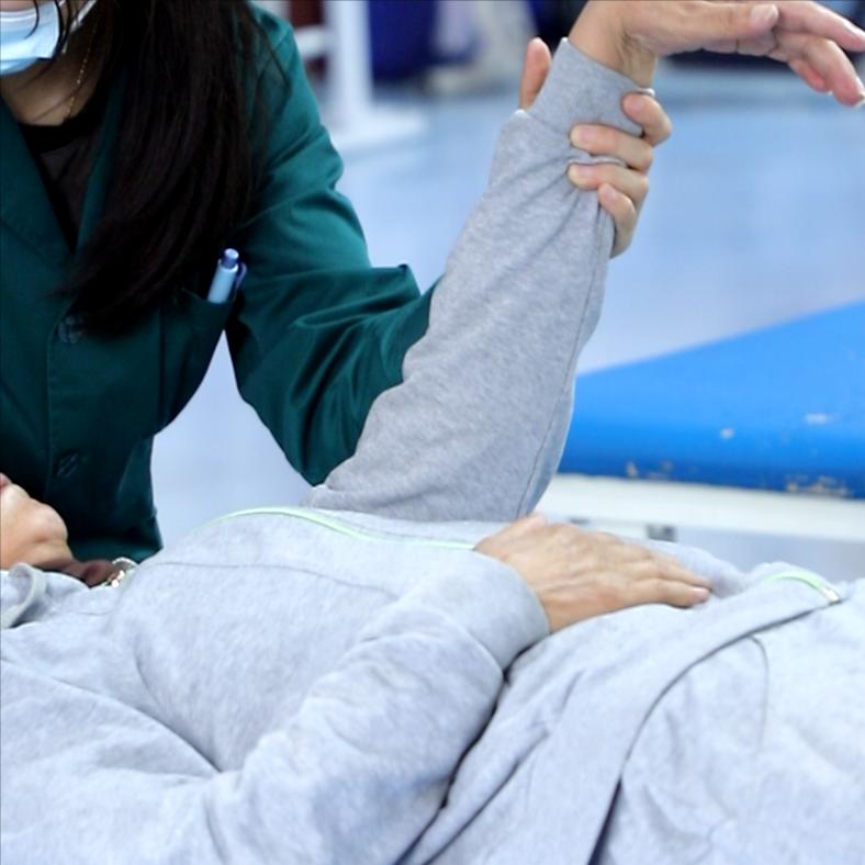 脑出血后好好的身体怎么突然偏瘫？真相藏在大脑的“交叉指挥”里

很多脑出血患者和