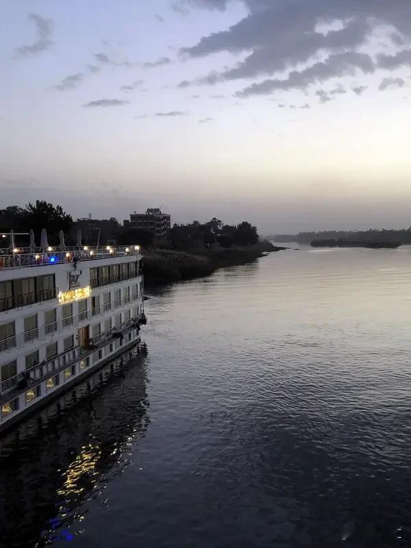 河流对人类社会的塑造作用超乎想象。像尼罗河、黄河、长江等孕育了伟大文明，是世界文