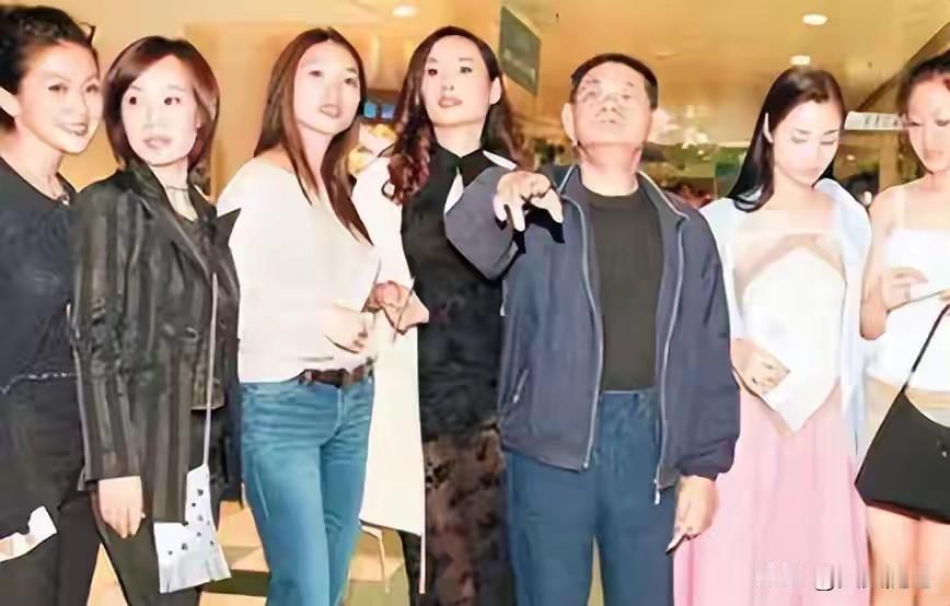 百位情妇，九女同床，花掉上亿包养费。够劲爆吧？
他是谁？黄任中。台湾顶级富二代。