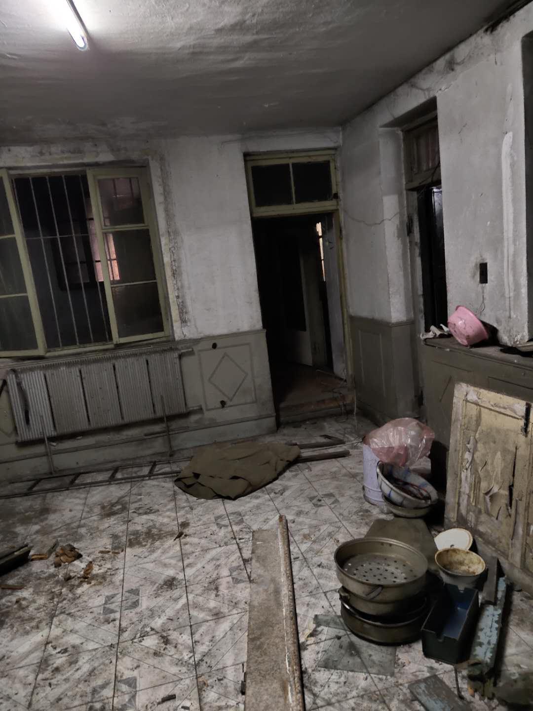 时光只解催人老，不信多情，长恨离亭，泪滴春衫酒易醒。