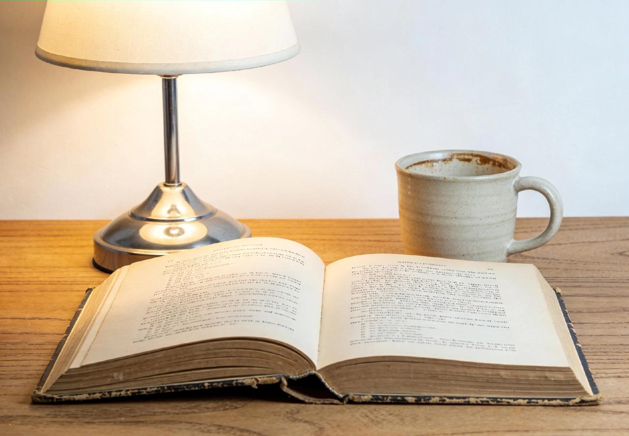 是学会独处，内心自洽。
不依赖陪伴，自己也能过得安稳丰盈。