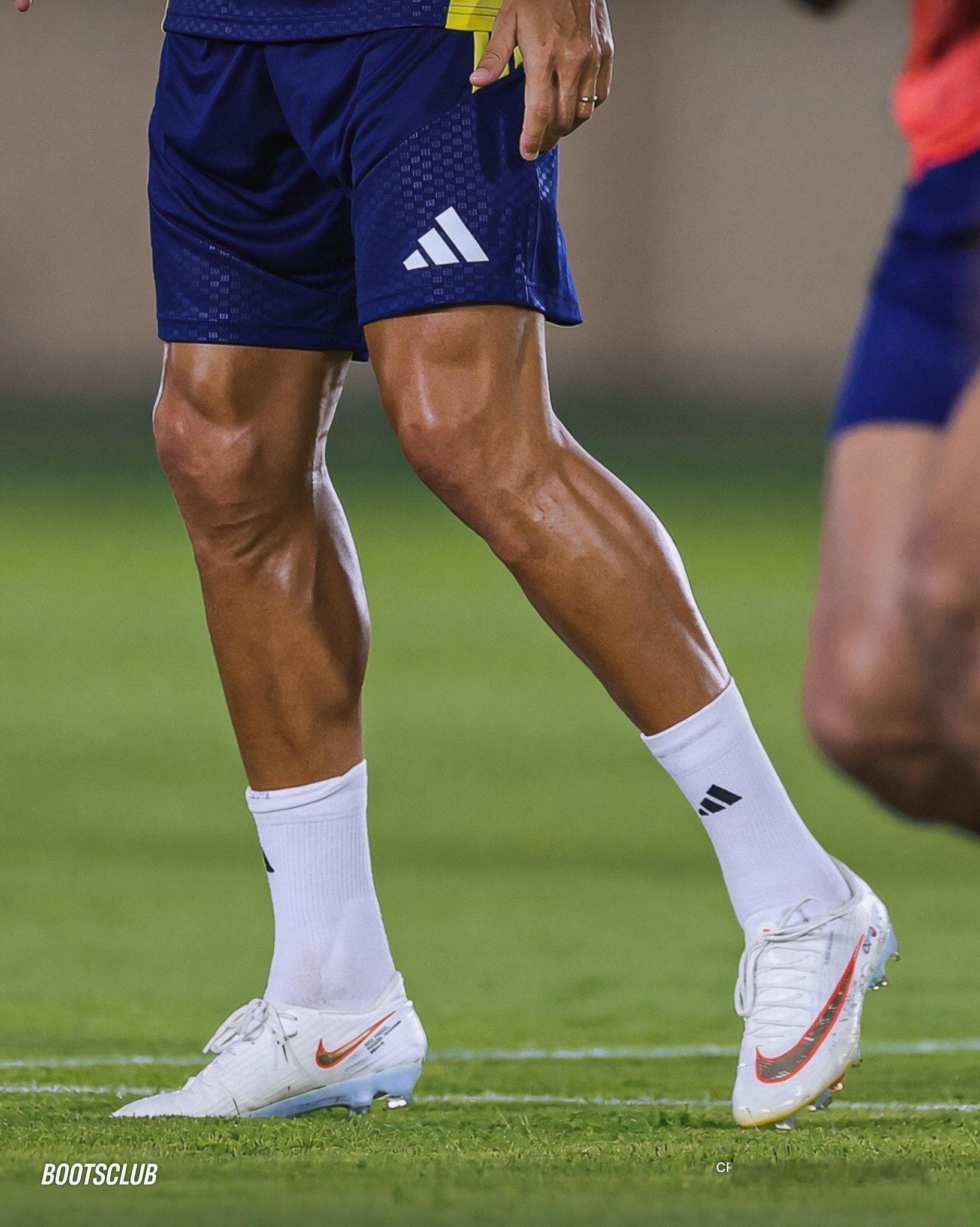 C罗  nike给新鞋穿了Nike Mercurial Superfly 11 