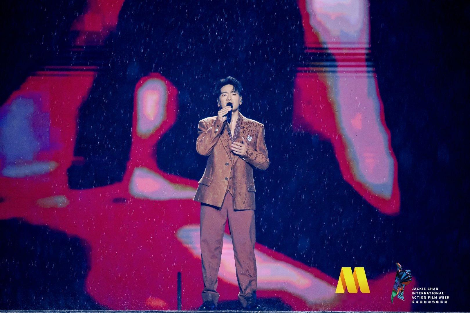 海来阿木在雨中唱歌海来阿木雨中演唱不息氛围感雨天和《不息》适配度太高！ 