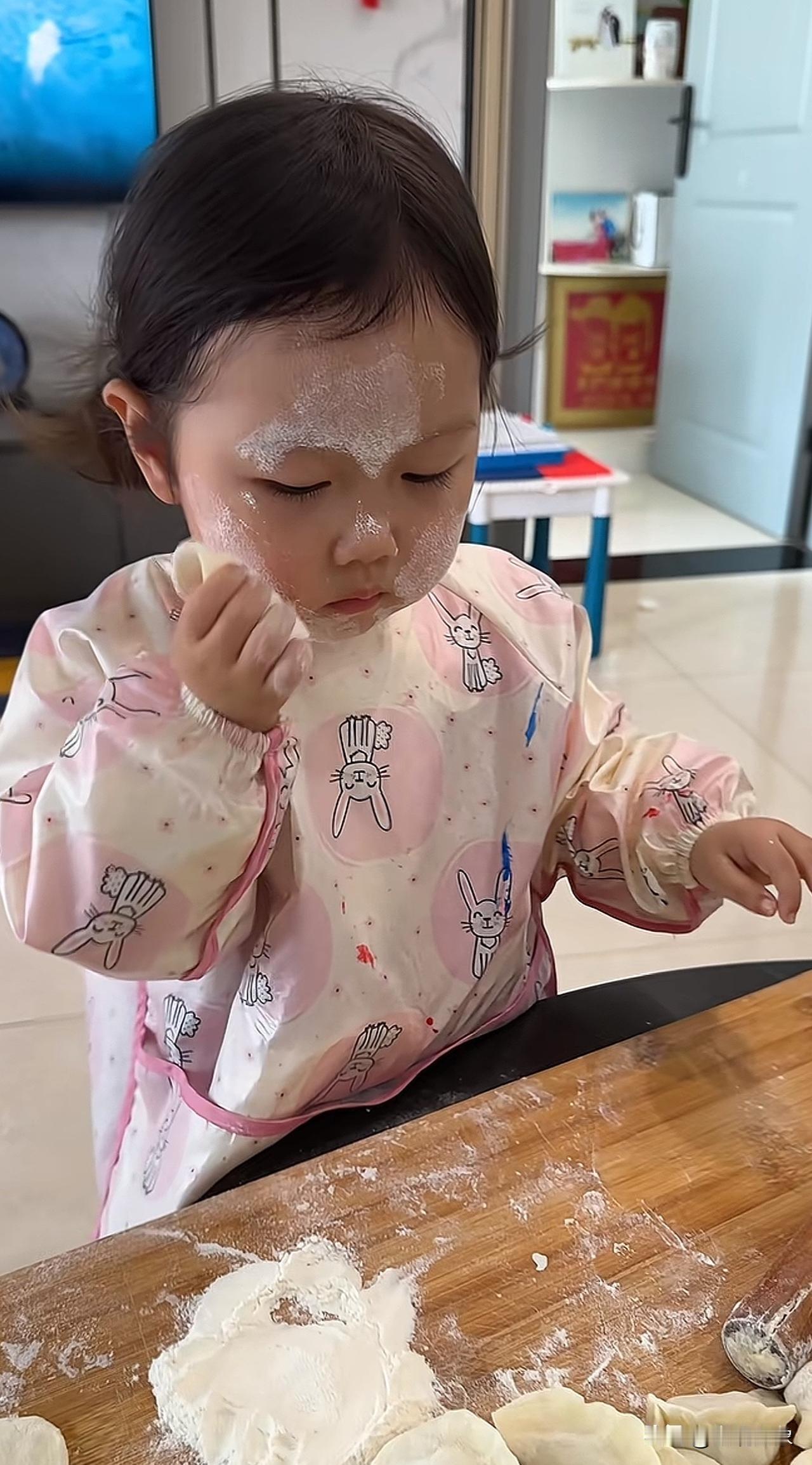 宝贝你是真爱美呀[捂脸]包饺子
