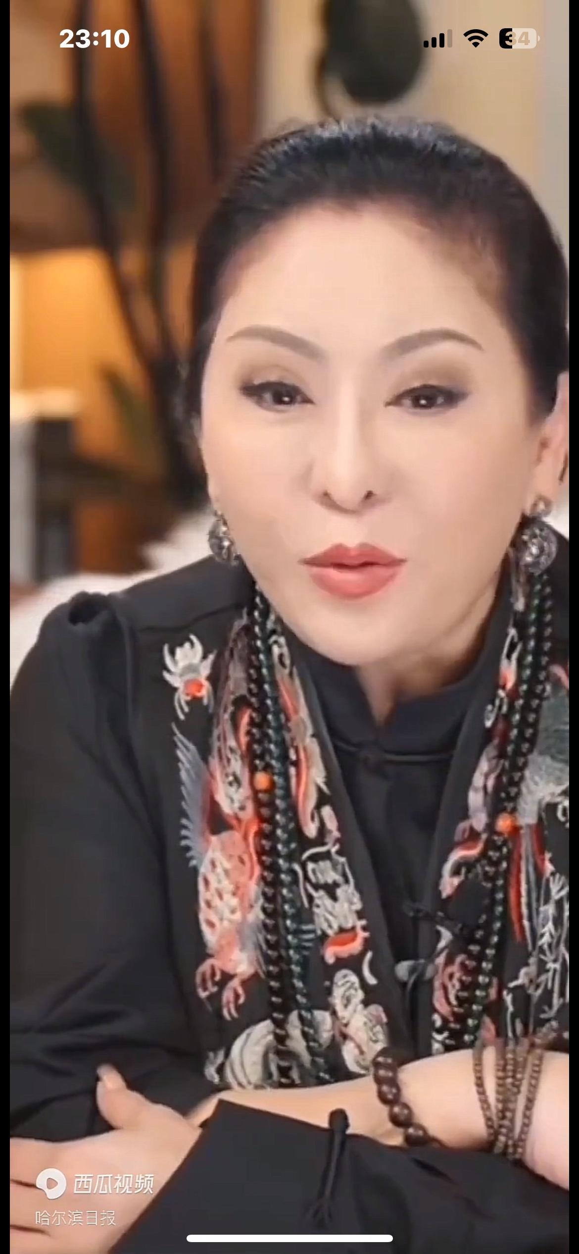 向太被指拿烟头烫继女，直播紧急回应：后妈不好当，亲情恩怨为何总被放大？

“向华