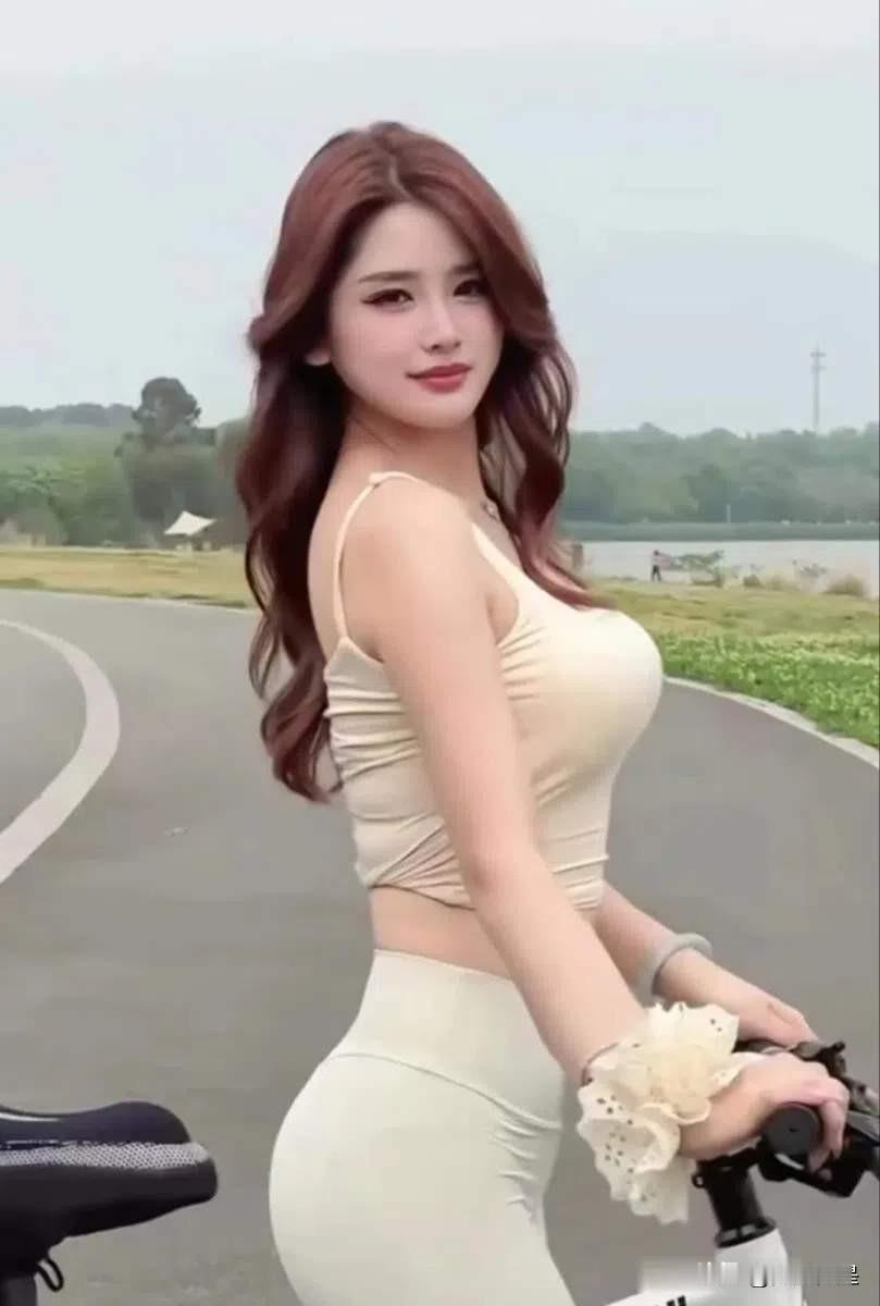 路上骑车的小姐姐好漂亮！