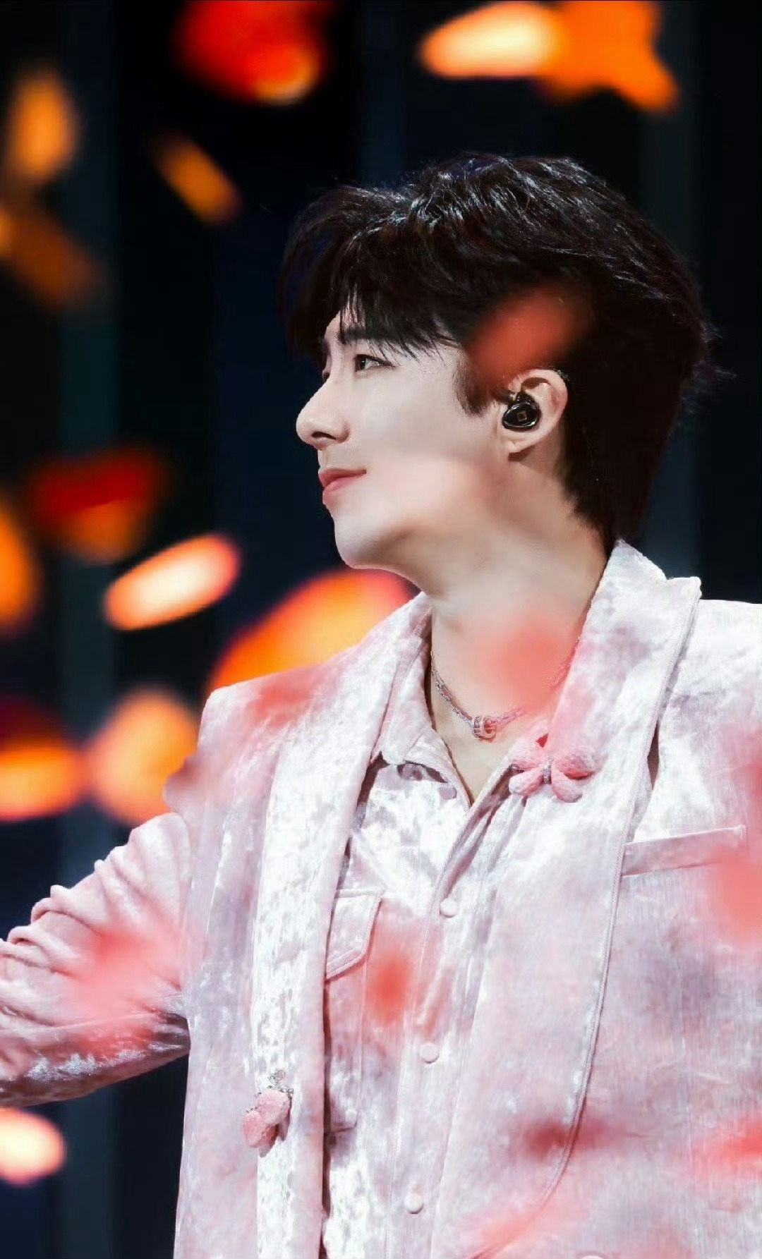 刘宇宁遭受彩带魔法攻击 彩带不要钱系列现场版！刘宇宁站在“彩带瀑布”中怀疑人生，