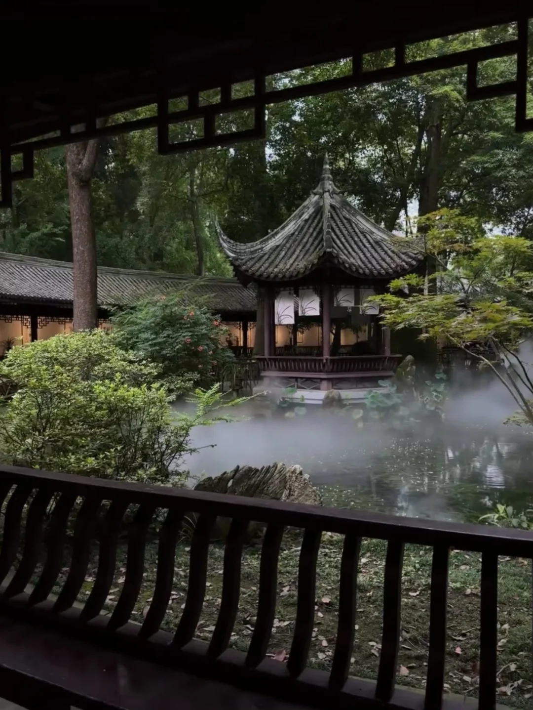 雨天，中式庭院