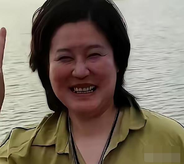 天呐，你还能认出她是谁吗？
这个变化也太吓人了，当年美丽苗条的影子真的看不见了，