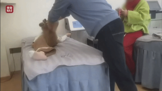 这家长心得多大，未成年人的骨骼还是很脆弱的。这样抻拉对关节对骨骼都有不可逆的伤害