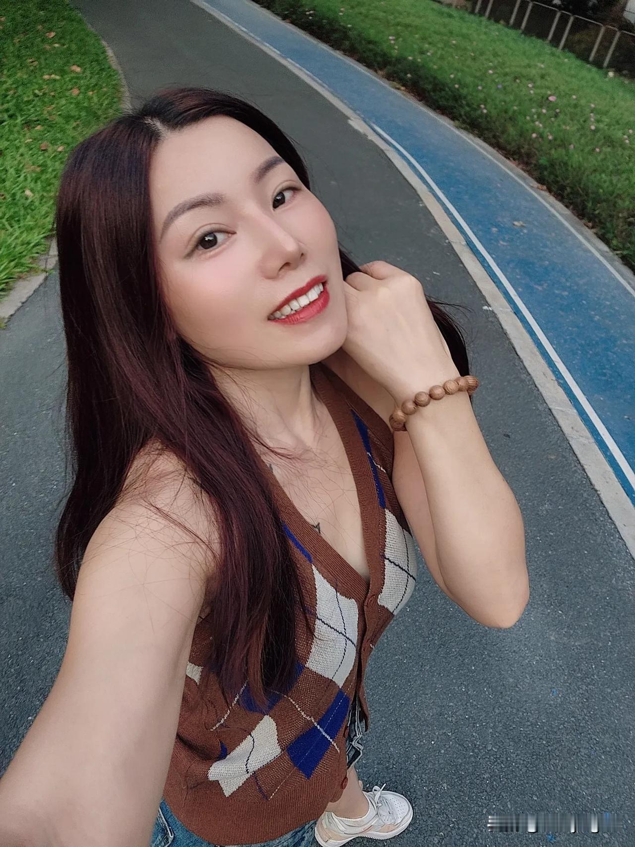 美好心情从早上开始喽，早安吖🌞日常穿搭分享 一起野个好身材  松弛感生活记录 