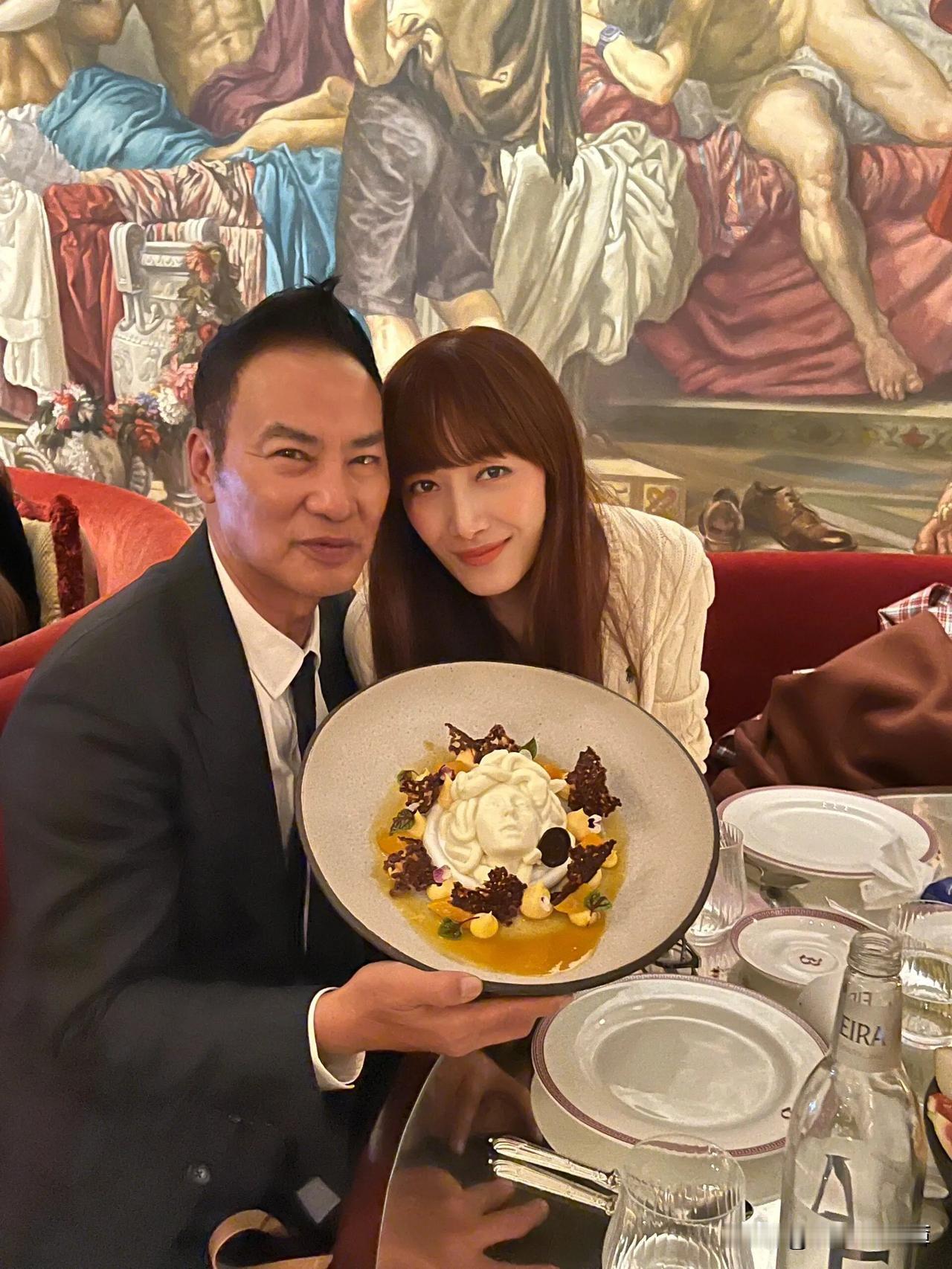 任达华与妻子琦琦共度情人节，妻子一头长发年轻貌美，看起来更像是任达华的女儿。两个