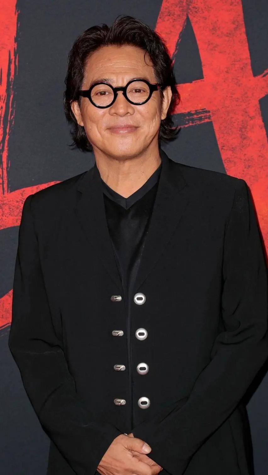 李连杰，华语著名男演员、武术运动员、制片人。早年是专业武术运动员，多次斩获全国武