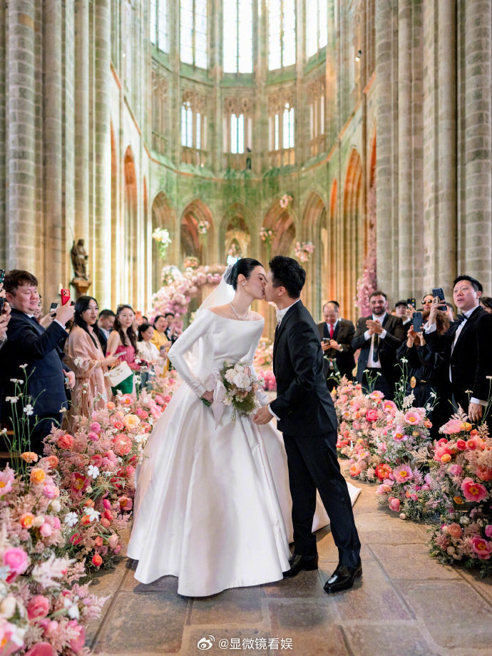 奚梦瑶Dior高订婚纱一袭高订婚纱加身，奚梦瑶整个人状态温柔又松弛，眉眼间满是甜