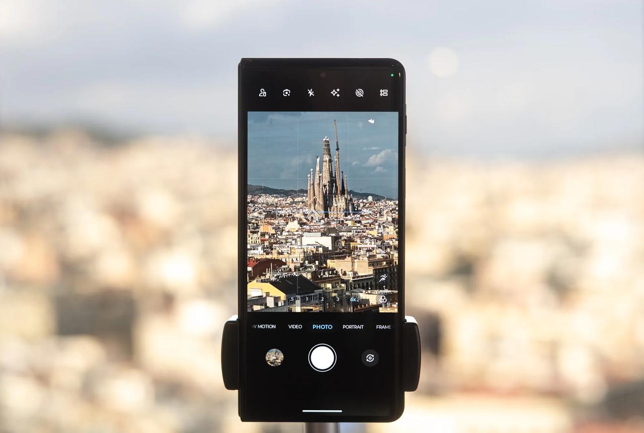 摩托罗拉首款大折叠 Razr Fold 在 MWC2026 发布，售价为 199