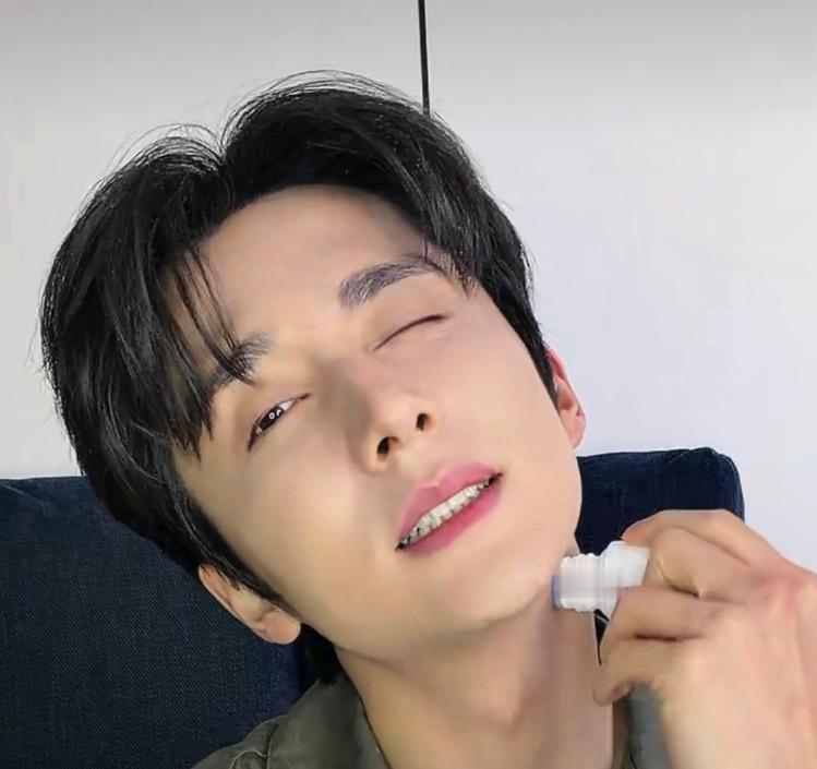 这个男的怎么涂药还要wink！纯勾引。。！ 